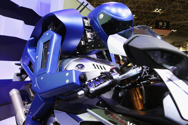 ヤマハ発動機のヒト型自律ライディングロボット MOTOBOT（東京モーターショー15）