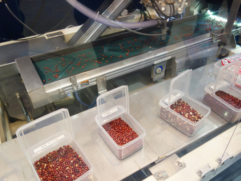 美和電気工業のブースでは小豆の自動選別機を展示