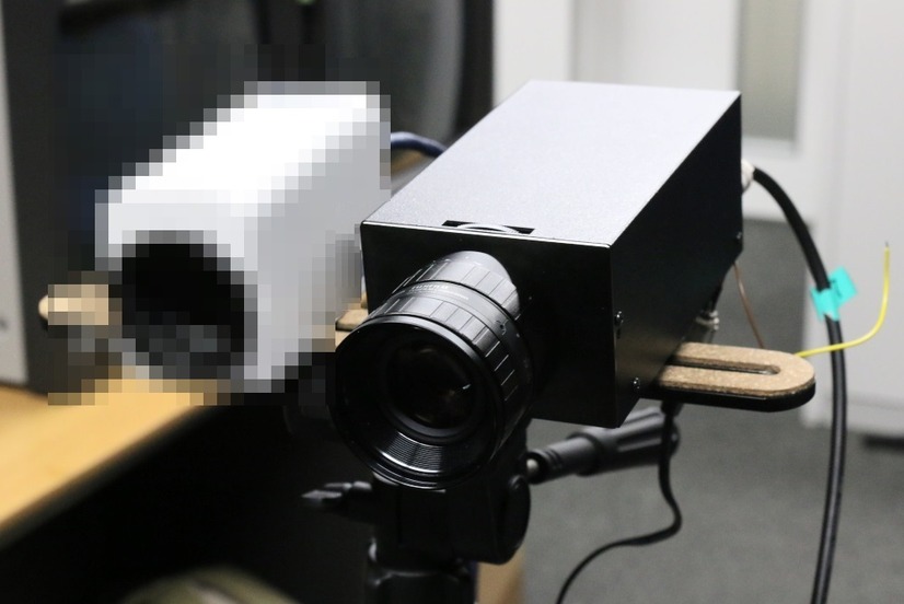 一般的な監視カメラ（左）と超高感度カメラ「SSC-9600」（右）。「SSC-9600」はハイセキュリティ向け製品となる（撮影：防犯システム取材班）