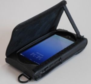LANEX-Phone用のキャリングケースも用意されている。同社はこれまでにiPad miniの防爆仕様モデルなども国内投入している（画像はプレスリリースより）