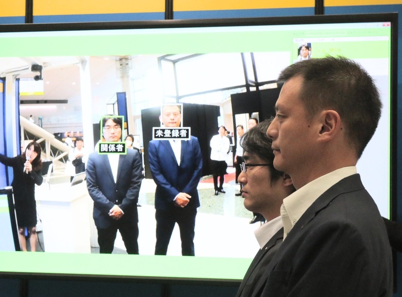 2015年10月に行われた展示会での顔認証技術を活用した警備デモの様子。今回の出展では映像解析技術を使った新たなデモも行われる予定だ（撮影：防犯システム取材班）