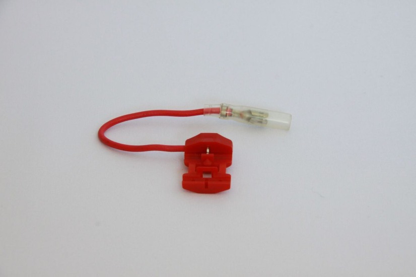 写真7：電源分岐用の部品。赤い部分で既存の電源コードは挟んで圧着する