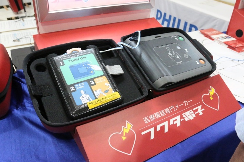 5月12日から発売開始されたフィリップスの日本限定モデルAED「ハートスタートFRx+」。高耐久性とボタン等の視認性を高めたボディカラーが特徴となる（撮影：防犯システム取材班）