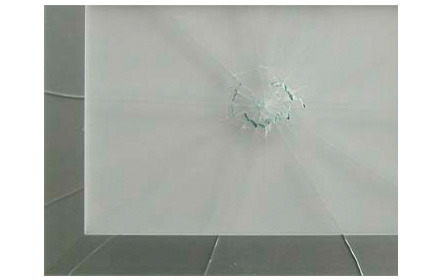 食器棚のガラス扉や窓に貼り、強い衝撃でガラスが割れたときにガラス片の飛び散りを防ぐ「飛散防止フィルム」（画像はプレスリリースより）