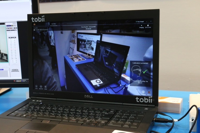 「Tobii Pro グラス 2」を装着した人の視線を表示したライブビューイング。画面上に付いた丸印が装着者が見ている場所だ（撮影：防犯システム取材班）