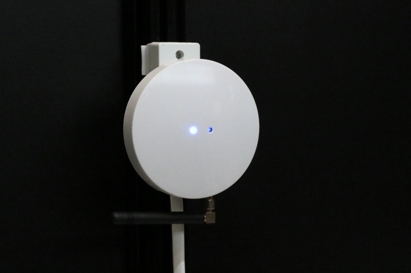 受信端末でもあり、通信端末でもある見守り基地局「otta Home Wi-Fi」は、固定設置を想定した製品（撮影：防犯システム取材班）