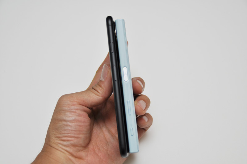 本体の薄さをiPhone 7と比較。Xperiaの方が少し厚みはあるが片手で持つと安定感がある