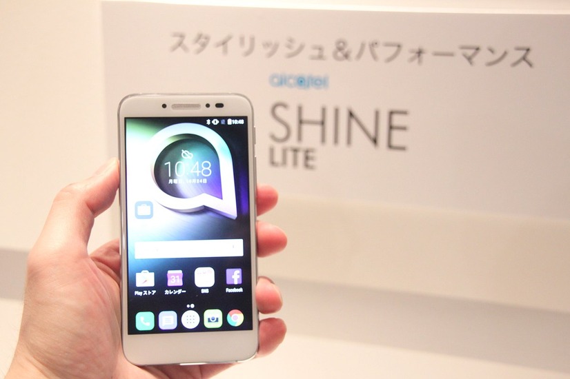 「SHINE LITE」は、アプリを直接起動できる指紋認証機能を搭載。両面ガラス(2.5D)＋メタルフレームがスタイリッシュなプレミアムデザインになっている