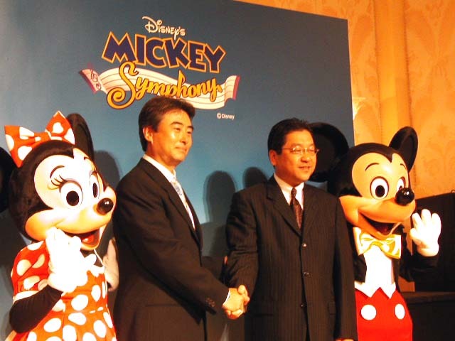 あいさつに立ったインテルの吉田和正共同社長(左)とウォルト・ディズニー・ジャパンの星野康二社長(右)