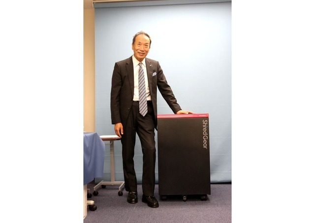 サカエで代表取締役社長を務める松本弘一氏と、セキュリティレベル7に対応した「kiwami F6」