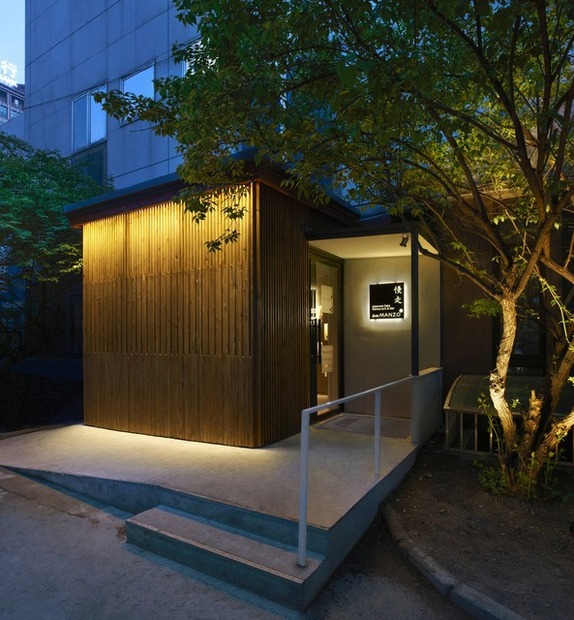 北京で活躍する若手建築家・松原弘典氏が店舗をデザインした「地酒ダイニングsakeMANZO」