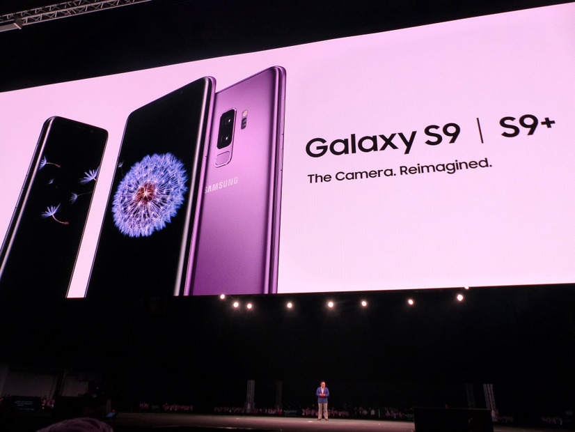 サムスン「Galaxy S9/S9＋」。モニターの下にいるのは、サムスンのIT&モバイルコミュニケーション部門 社長のDJコー氏