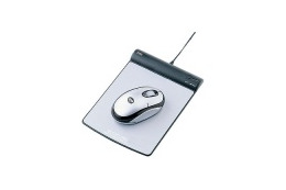 サンワサプライ、付属マウスパッドから給電する電池いらずのワイヤレスマウスを発売 画像