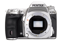 HOYA、デジタル一眼レフの高級機「PENTAX　K-5」にシルバーの限定モデル 画像