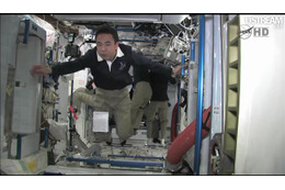 古川さん、ISSで最後のシャトルクルーと対面 画像
