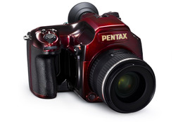 「PENTAX 645D」に漆塗り仕様の完全限定モデル……予想実売価格120万円 画像
