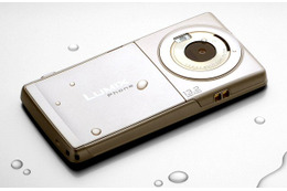 NTTドコモ、「LUMIX Phone P-02D」販売開始 画像