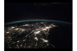 オーロラと夜景の競演！NASA、宇宙から撮影したオーロラの映像を公開 画像