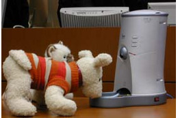 NTT-ME、BB環境を利用した小型犬・猫用ライブカメラ付き自動給餌機＆環境構築をパッケージ提供 画像