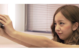 AKB48板野友美の“内緒の”ビデオメッセージ……撮影カメラまるごとプレゼント 画像