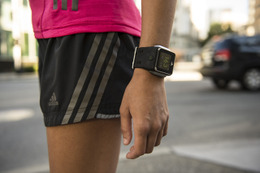 アディダス、ランナー向け腕時計型スマートデバイス「miCoach SMART RUN」 画像