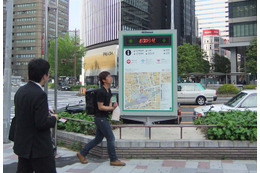 広告付き歩行者案内板の実証実験を名古屋駅周辺で開始 画像