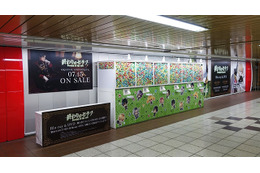「終わりのセラフ」決戦の舞台となった新宿駅に巨大ガチャガチャ 画像