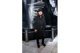 山本耀司“皆さん、助けてください！”ヨウジヤマモト「ディスコード」が新宿伊勢丹でデビュー 画像
