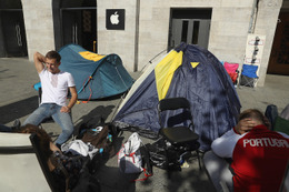 ドイツ・ベルリンではテントを張ってiPhone 7発売待ち！ 画像