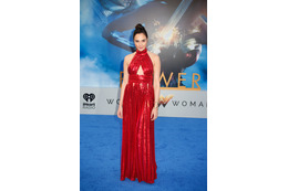 世界最強の女戦士、真っ赤なセクシードレスで登場！映画『ワンダーウーマン』ワールドプレミア 画像
