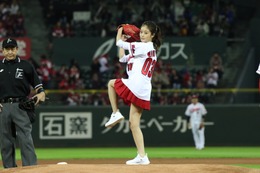 今田美桜、初始球式はノーバン投球ならず!「自己採点は50点ぐらいです」 画像