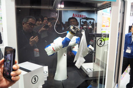 クラボウ、Tシャツを折り畳むロボットを展示……動くものを正確に3D計測できる技術を紹介