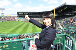 玉田志織、制服姿で甲子園のセンバツ開幕式に参加 画像