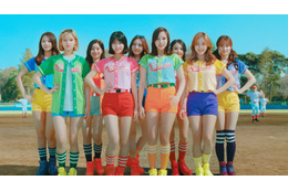 TWICE、ユニフォーム姿で打って・投げて・踊る！新CMがオンエア 画像