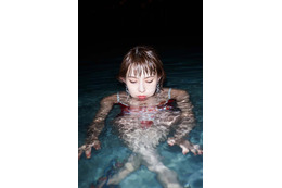 SCANDAL・HARUNAが水着撮影に挑戦！夜のプールがお気に入りカット 画像