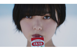 欅坂46・平手友梨奈、新CMで力強い視線 画像