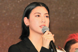 三吉彩花、プロレスラーの顔面に見事なハイキック！「うずうずしちゃった」