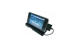 ポータブル充電器としても使えるiPod touch用スタンド——実売1,980円 画像