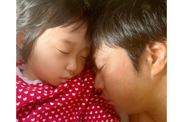 パンサー尾形の妻、夫と娘・さくらちゃんの“くっつき寝顔ショット”公開！「微笑ましい」「絵になる一枚」 画像