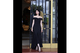 桜田ひより、オフショルダーの黒ドレス姿で美しいデコルテ披露！ 画像