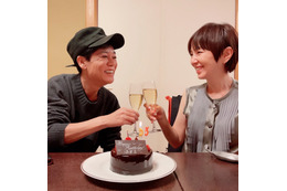 渡辺満里奈、53歳の誕生日を迎え…夫・名倉潤と笑顔で見つめ合う乾杯ショット公開 画像