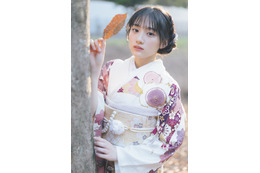 乃木坂46・川﨑桜、儚い美しさをまとう振袖姿披露　 画像