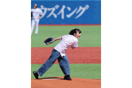 田中美久、神宮球場で始球式！「つば九郎さんとお会いもできました～」 画像