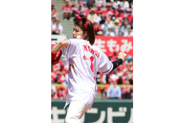 神田愛花、初の始球式で見事なノーバウンド投球！ 画像