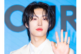 ATEEZ・ミンギ、「眼鏡×タイトシャツ」で“大人の色気”が限界突破!厚い胸板にファン釘付け【PHOTO】 画像