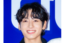 BTS・JUNG KOOK、兵役中の親友ASTRO・チャウヌを抱っこ?出演映画の応援に駆け付ける 画像