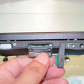 コネクタ、本体側面にはACアダプターコネクタ、USBコネクタ、MiniSDスロット、シャッターボタンが並ぶ