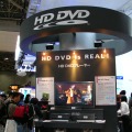 HD DVDプレーヤーのデモや試作機を展示するミニブース。新作映画「キングコング」のワンシーンも