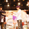 ポスターコンテストの授賞式も実施。優勝者のきよみかんさんには、松本氏が賞状を手渡した。紫色の背景のポスターで、松本氏の陰に一部が見える。