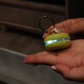 フランス伝統的なお菓子「マカロン」を模したデバイスを通じ、電話の着信相手をLEDの発光色で知らせるデモ